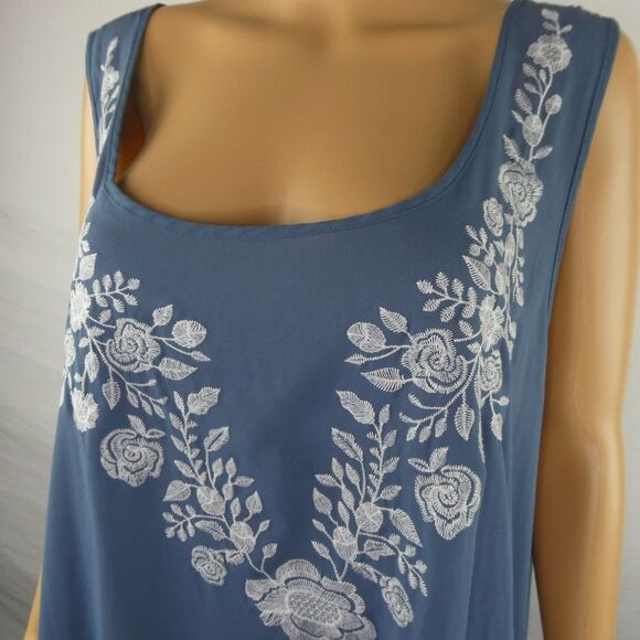 Torrid Georgette Sleeveless Floral Embroidered Shark Bite Blouse Tank Plus Size - Picture 3 of 12